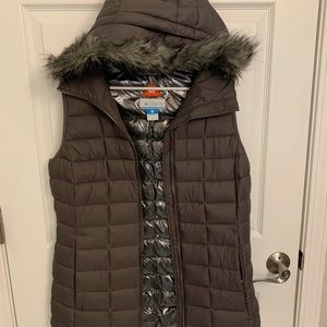 Columbia vest fur hoodie. Sz large. EUC. no stains